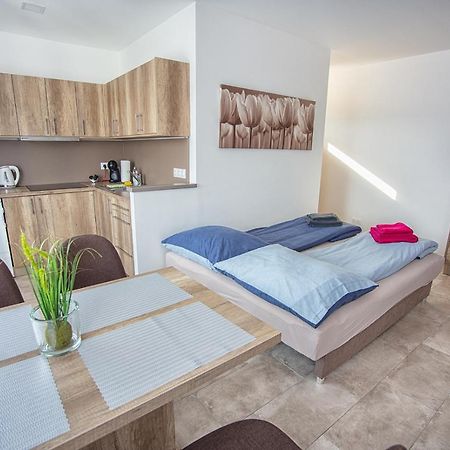 Mona Apartman Sarvar Luaran gambar