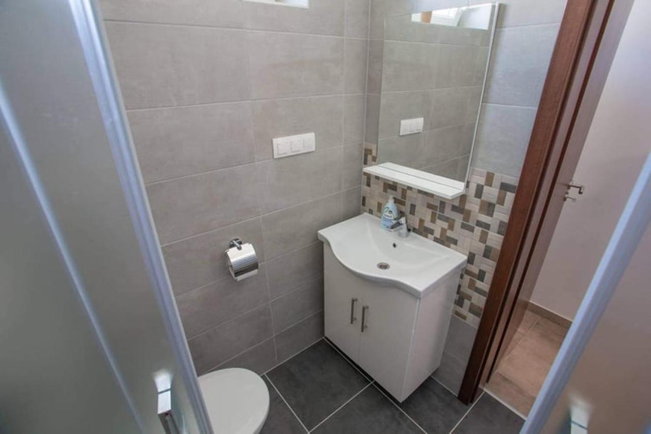Mona Apartman Sarvar Luaran gambar