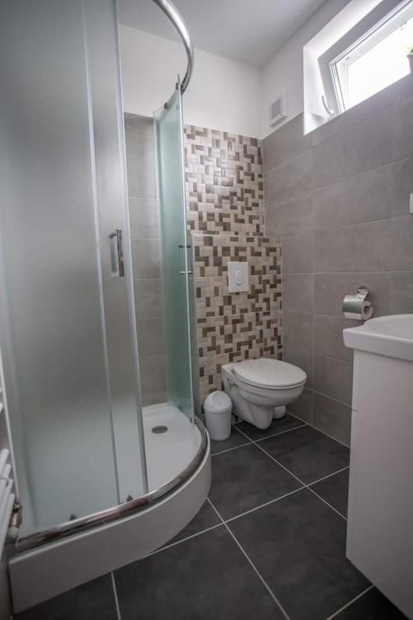 Mona Apartman Sarvar Luaran gambar
